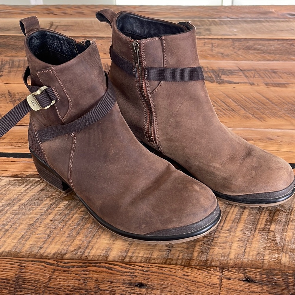 Keen Morrison mid leather boots. Womens size 9.5. Brown - Picture 1 of 9
